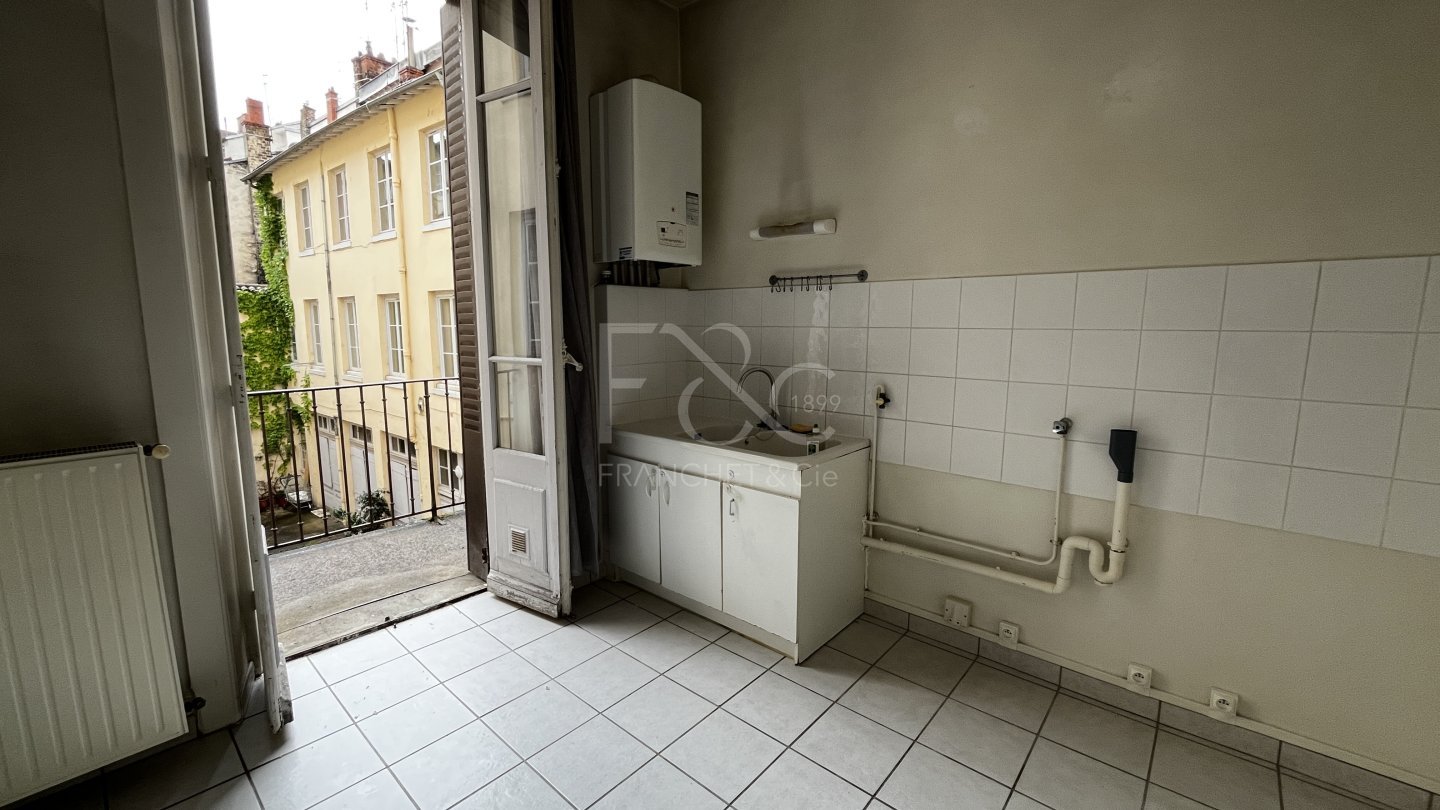 APPARTEMENT T4 A LOUER - LYON 2EME ARRONDISSEMENT - 77.56 m2 - 995 &euro; charges comprises par mois