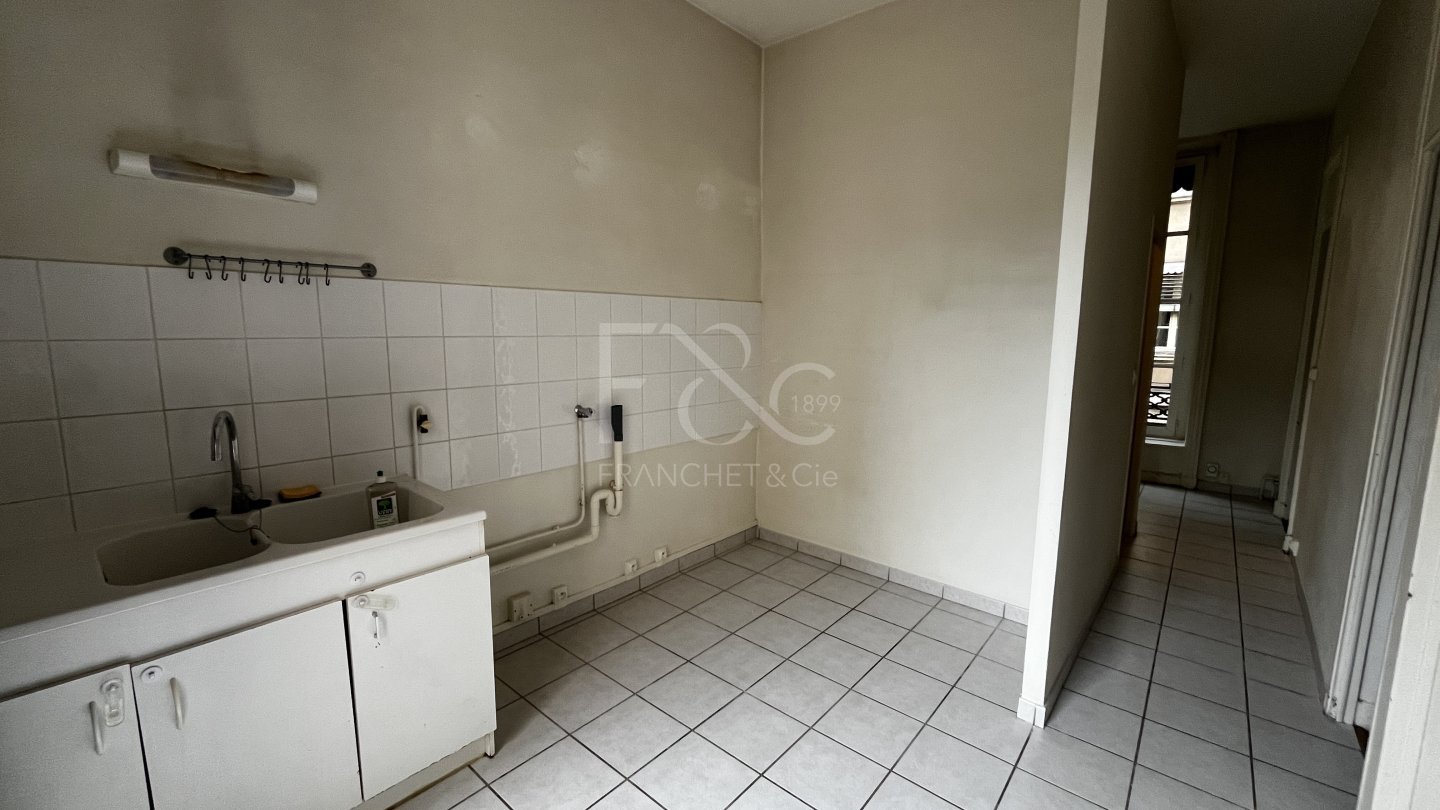 APPARTEMENT T4 A LOUER - LYON 2EME ARRONDISSEMENT - 77.56 m2 - 995 &euro; charges comprises par mois