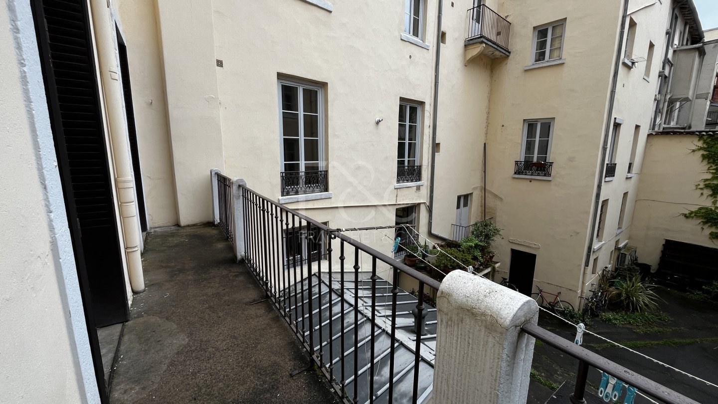 APPARTEMENT T4 A LOUER - LYON 2EME ARRONDISSEMENT - 77.56 m2 - 995 &euro; charges comprises par mois