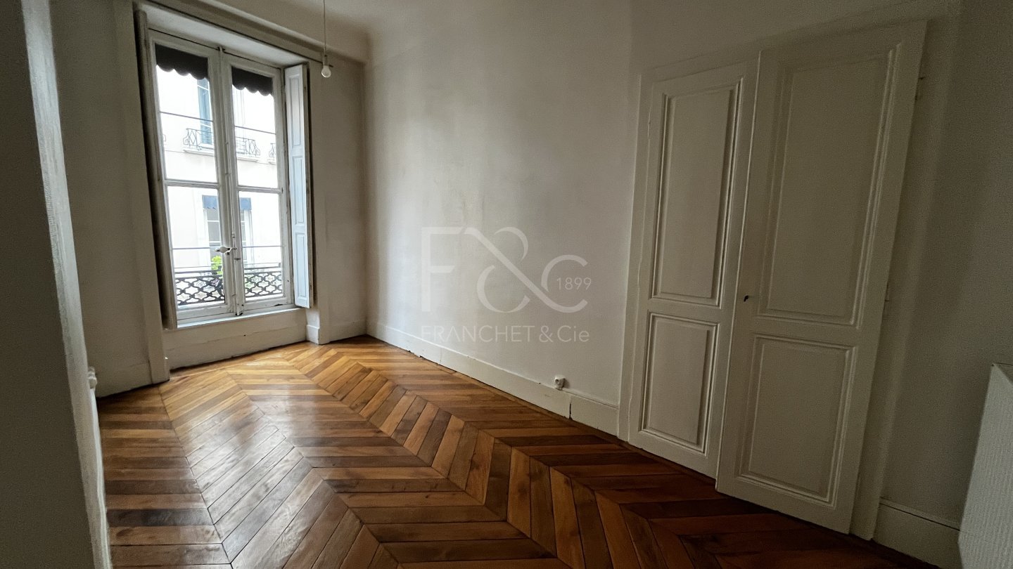 APPARTEMENT T4 A LOUER - LYON 2EME ARRONDISSEMENT - 77.56 m2 - 995 &euro; charges comprises par mois