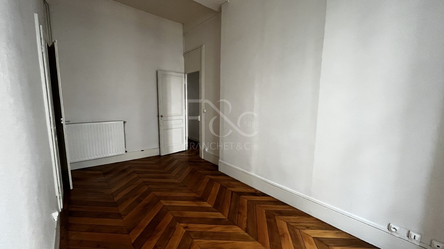 APPARTEMENT T4 A LOUER - LYON 2EME ARRONDISSEMENT - 77.56 m2 - 995 &euro; charges comprises par mois