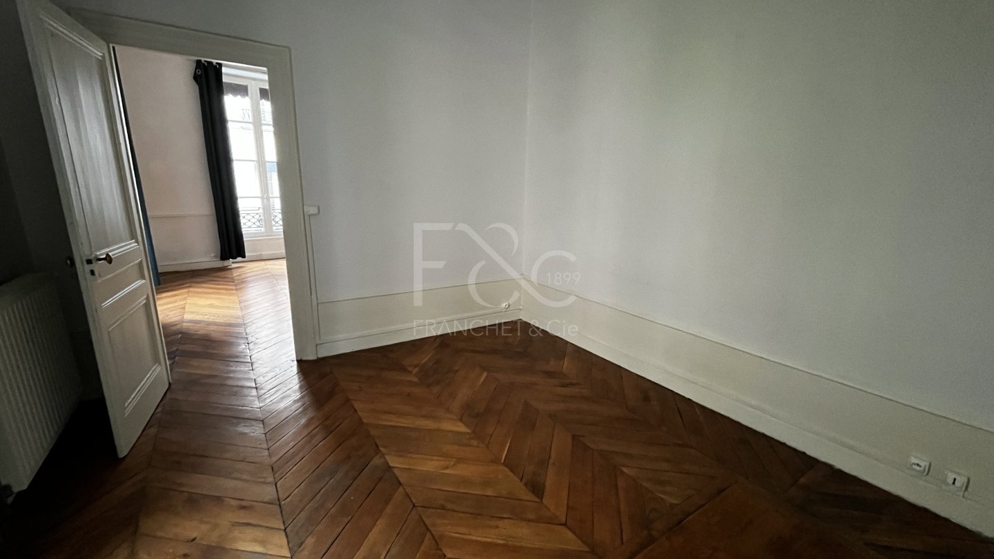 APPARTEMENT T4 A LOUER - LYON 2EME ARRONDISSEMENT - 77.56 m2 - 995 &euro; charges comprises par mois