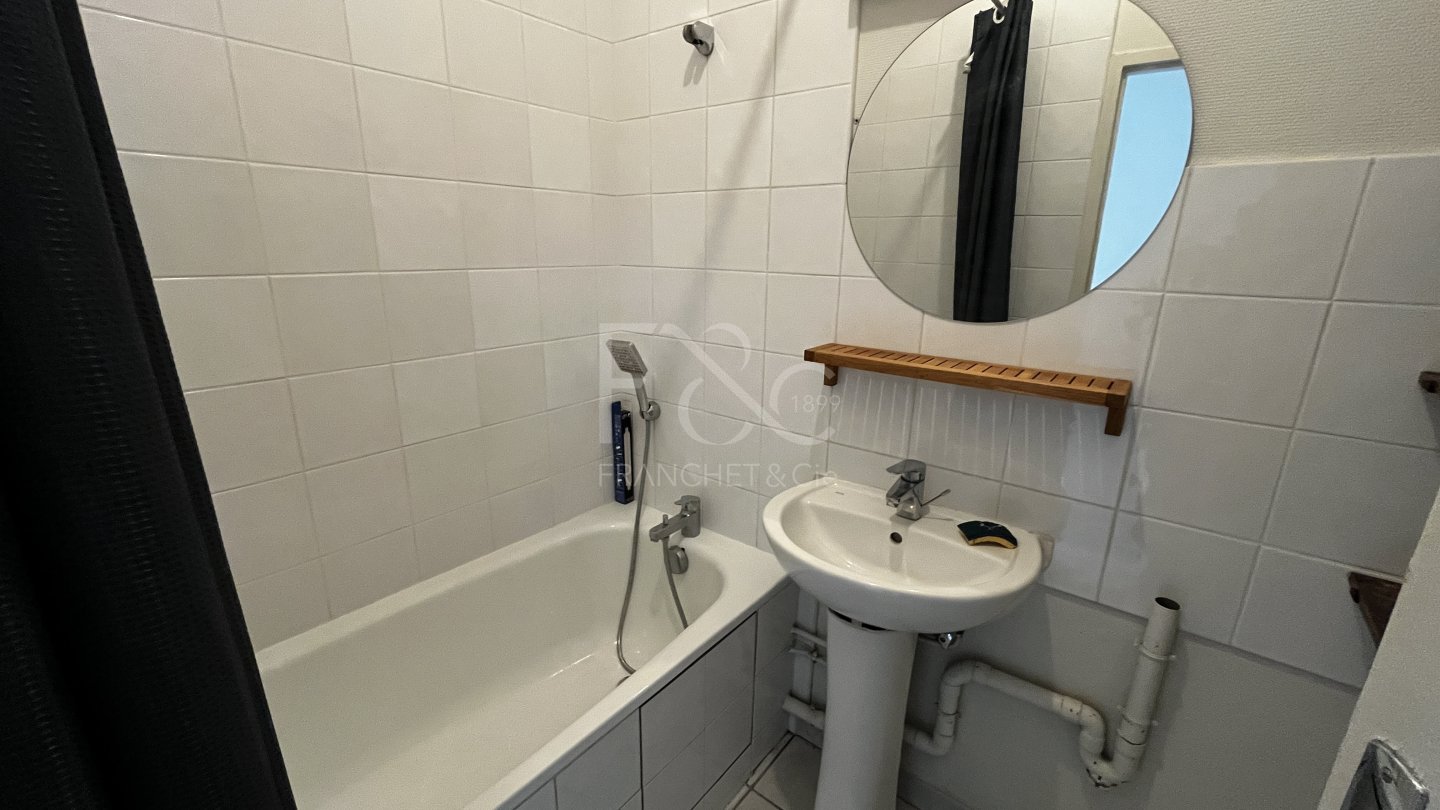 APPARTEMENT T4 A LOUER - LYON 2EME ARRONDISSEMENT - 77.56 m2 - 995 &euro; charges comprises par mois