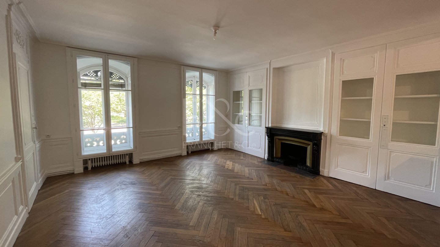 APPARTEMENT T4 A LOUER - LYON 2EME ARRONDISSEMENT - 130 m2 - 1 702 &euro; charges comprises par mois