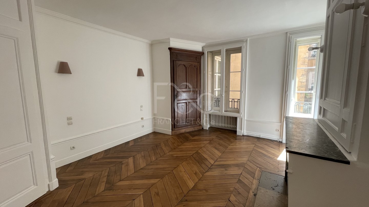 APPARTEMENT T4 A LOUER - LYON 2EME ARRONDISSEMENT - 130 m2 - 1 702 &euro; charges comprises par mois