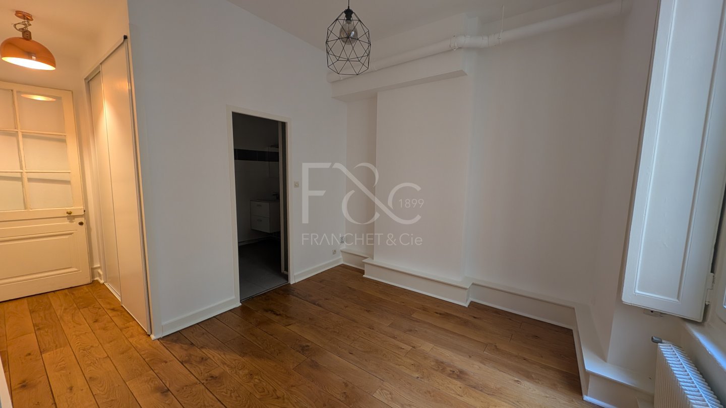 APPARTEMENT T4 A LOUER - LYON 2EME ARRONDISSEMENT - 136.33 m2 - 1 705 &euro; charges comprises par mois