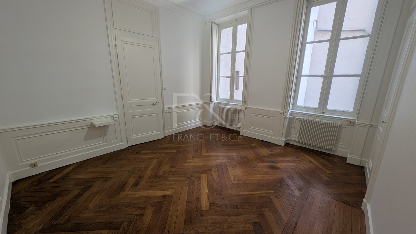 APPARTEMENT T4 A LOUER - LYON 2EME ARRONDISSEMENT - 136.33 m2 - 1 705 &euro; charges comprises par mois