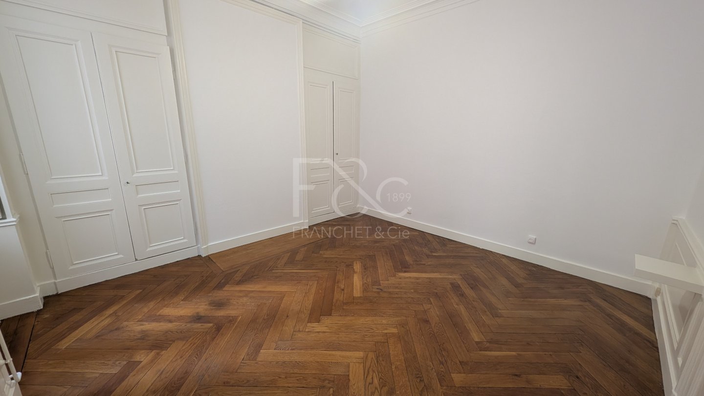 APPARTEMENT T4 A LOUER - LYON 2EME ARRONDISSEMENT - 136.33 m2 - 1 705 &euro; charges comprises par mois