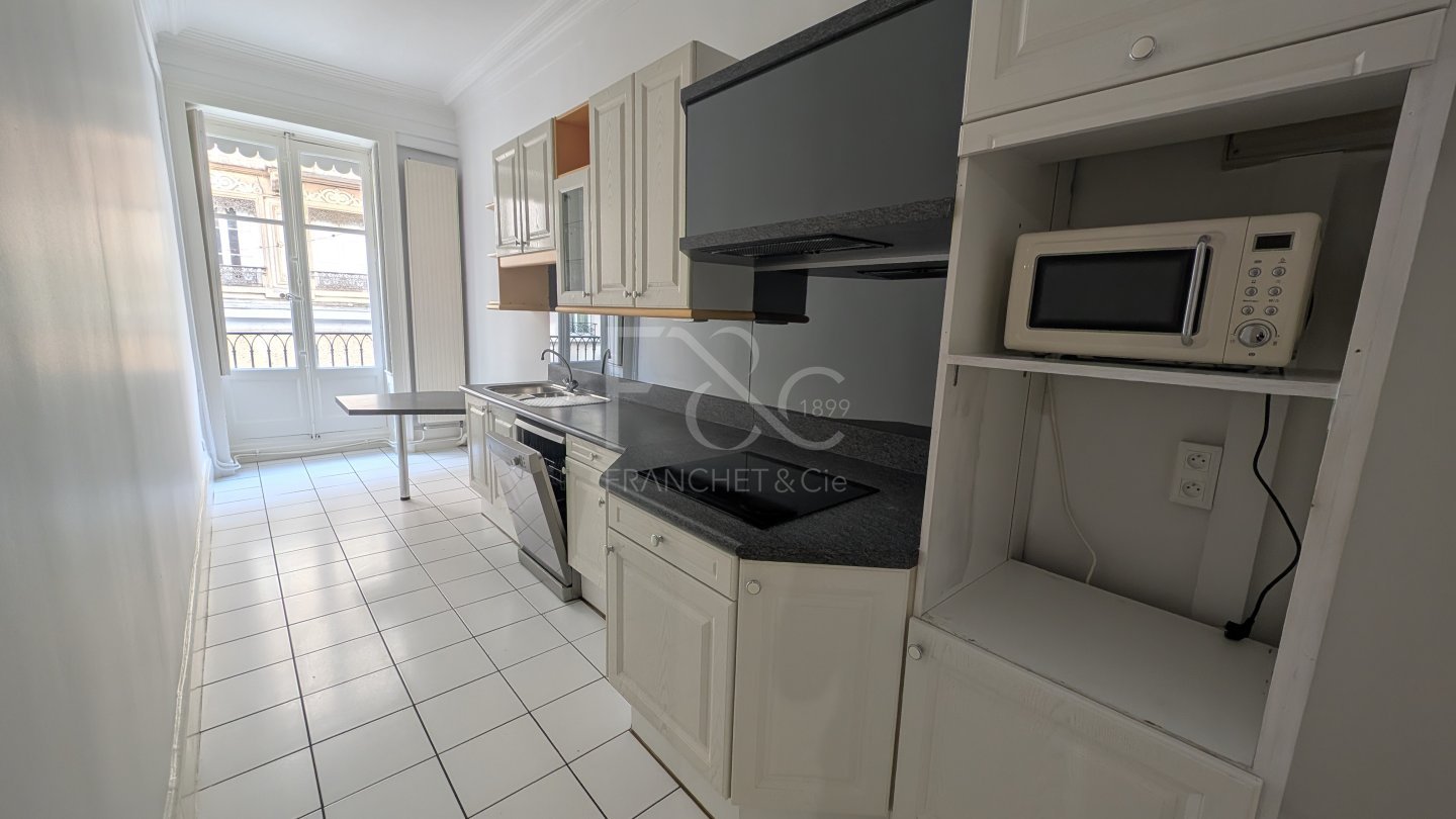 APPARTEMENT T4 A LOUER - LYON 2EME ARRONDISSEMENT - 136.33 m2 - 1 705 &euro; charges comprises par mois