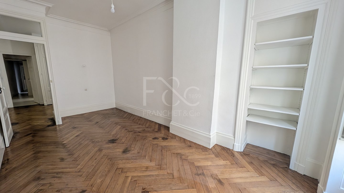 APPARTEMENT T4 A LOUER - LYON 2EME ARRONDISSEMENT - 136.33 m2 - 1 705 &euro; charges comprises par mois