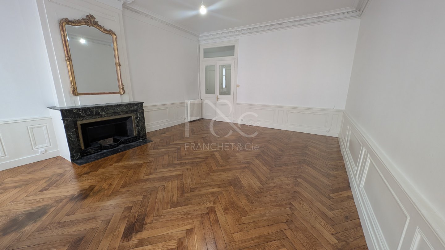 APPARTEMENT T4 A LOUER - LYON 2EME ARRONDISSEMENT - 136.33 m2 - 1 705 &euro; charges comprises par mois