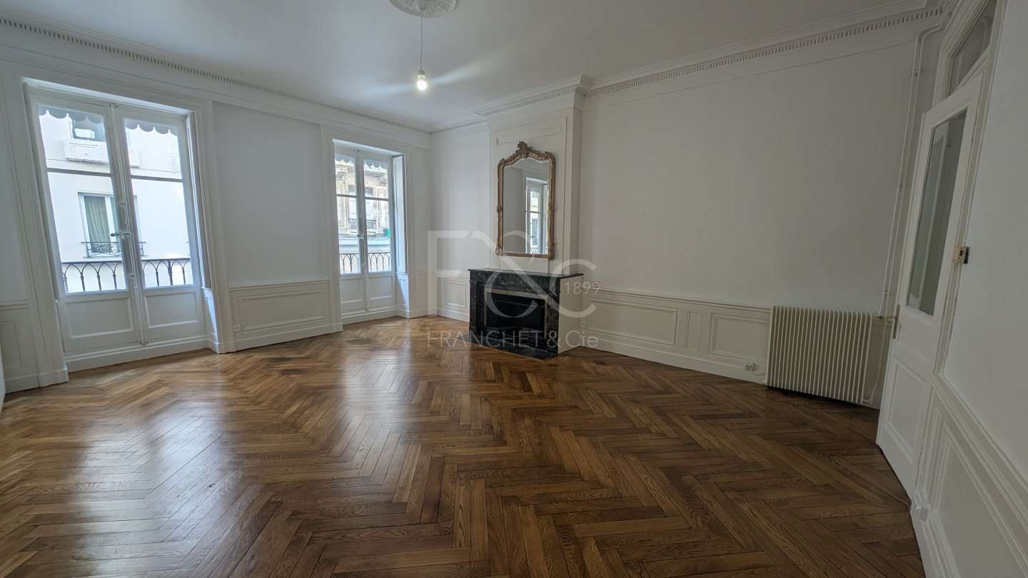 APPARTEMENT T4 A LOUER - LYON 2EME ARRONDISSEMENT - 136.33 m2 - 1 705 &euro; charges comprises par mois