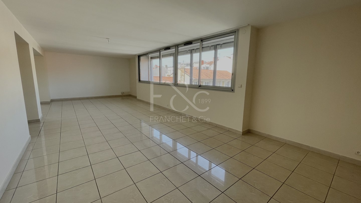 APPARTEMENT T4 A LOUER - LYON 2EME ARRONDISSEMENT Ainay - 164.27 m2 - 2 389 &euro; charges comprises par mois