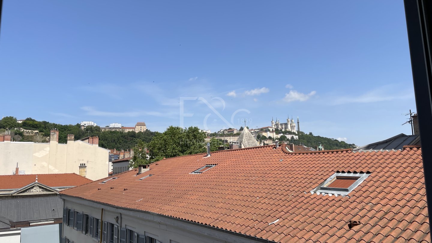 APPARTEMENT T4 A LOUER - LYON 2EME ARRONDISSEMENT Ainay - 164.27 m2 - 2 389 &euro; charges comprises par mois