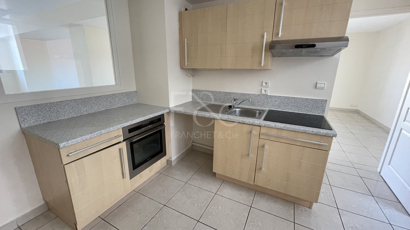 APPARTEMENT T4 A LOUER - LYON 2EME ARRONDISSEMENT Ainay - 164.27 m2 - 2 389 &euro; charges comprises par mois