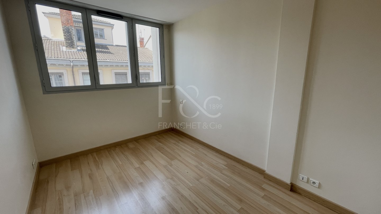 APPARTEMENT T4 A LOUER - LYON 2EME ARRONDISSEMENT Ainay - 164.27 m2 - 2 389 &euro; charges comprises par mois