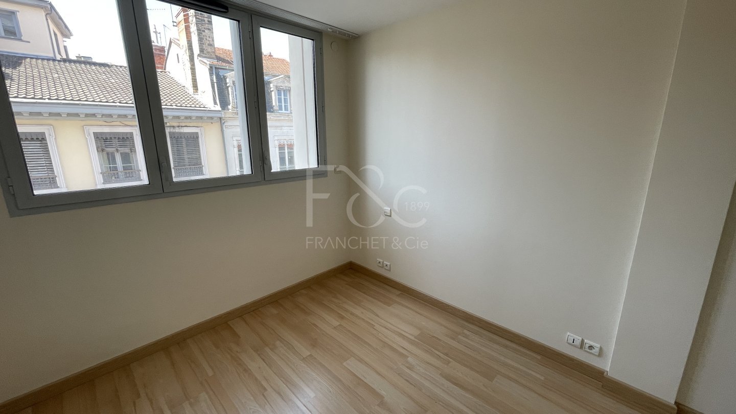 APPARTEMENT T4 A LOUER - LYON 2EME ARRONDISSEMENT Ainay - 164.27 m2 - 2 389 &euro; charges comprises par mois