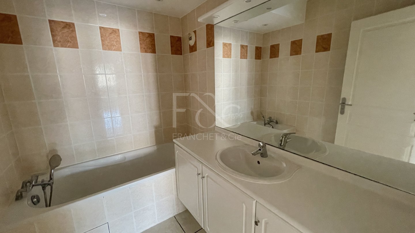 APPARTEMENT T4 A LOUER - LYON 2EME ARRONDISSEMENT Ainay - 164.27 m2 - 2 389 &euro; charges comprises par mois