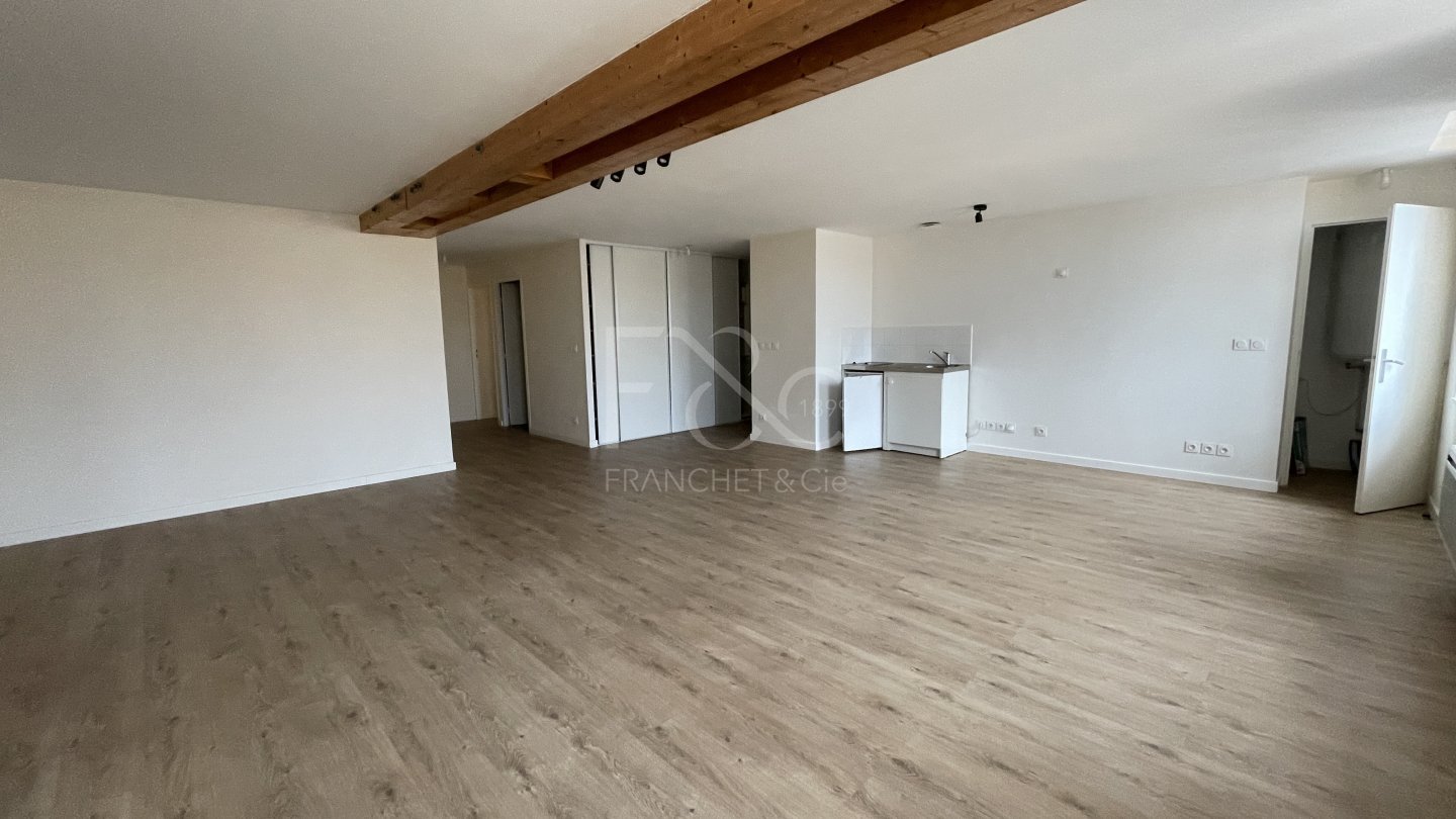APPARTEMENT T4 A LOUER - LYON 3EME ARRONDISSEMENT - 98.36 m2 - 1 344 &euro; charges comprises par mois