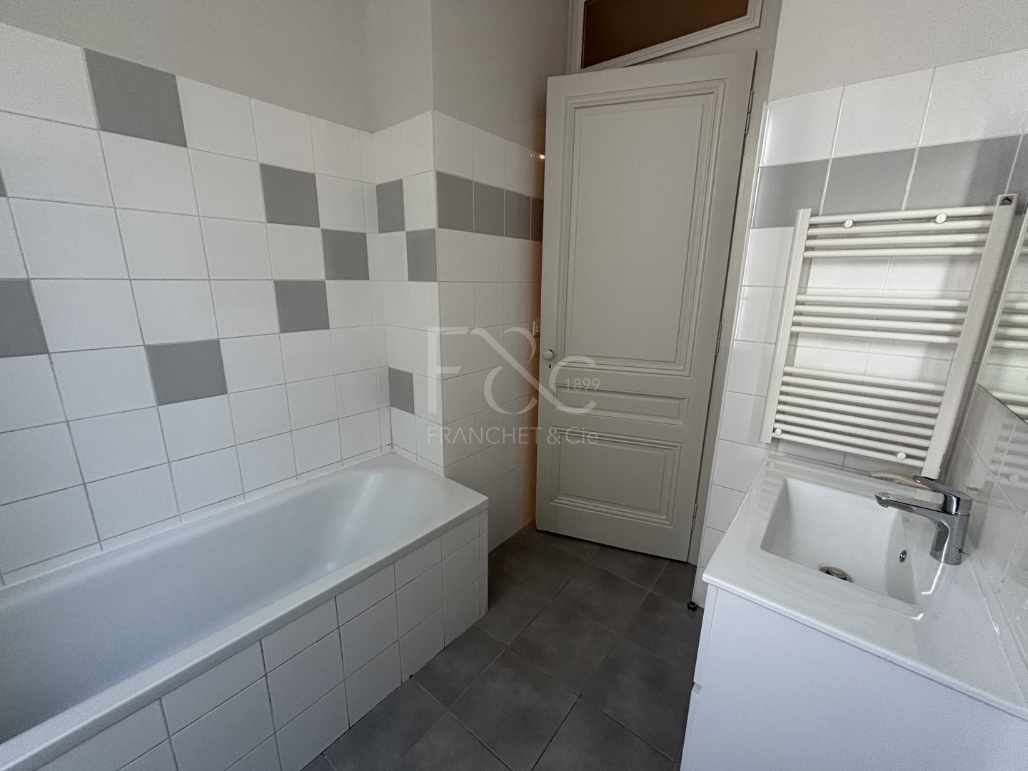 APPARTEMENT T4 A LOUER - LYON 3EME ARRONDISSEMENT - 128.67 m2 - 2 165 &euro; charges comprises par mois