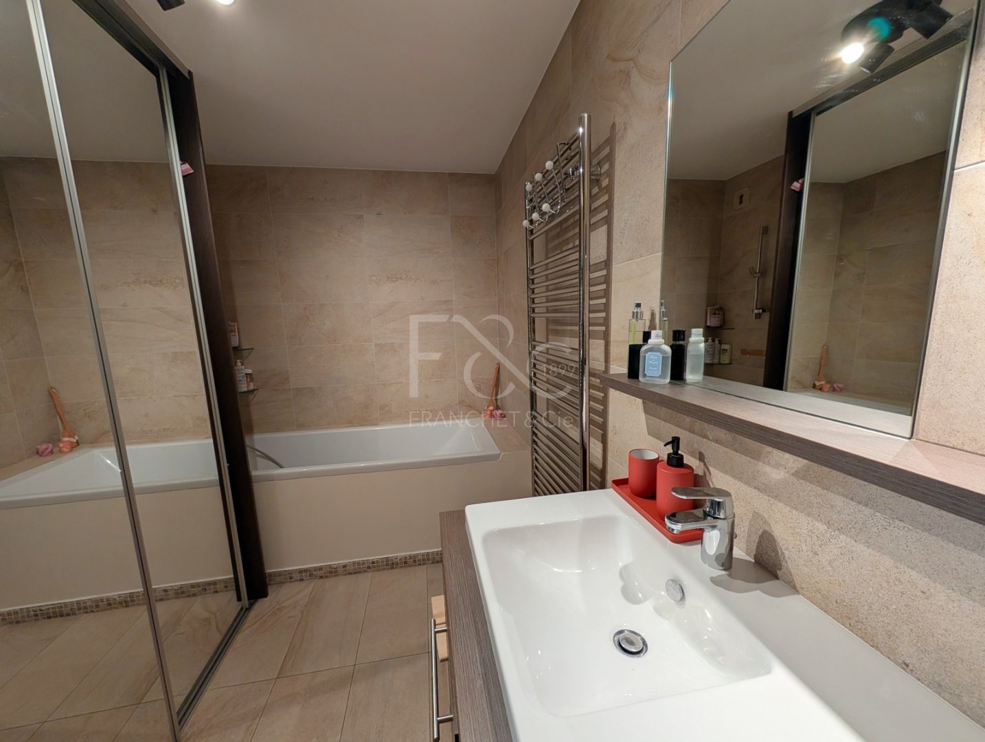 APPARTEMENT T4 A LOUER - LYON 4EME ARRONDISSEMENT - 108.07 m2 - 1 985 &euro; charges comprises par mois