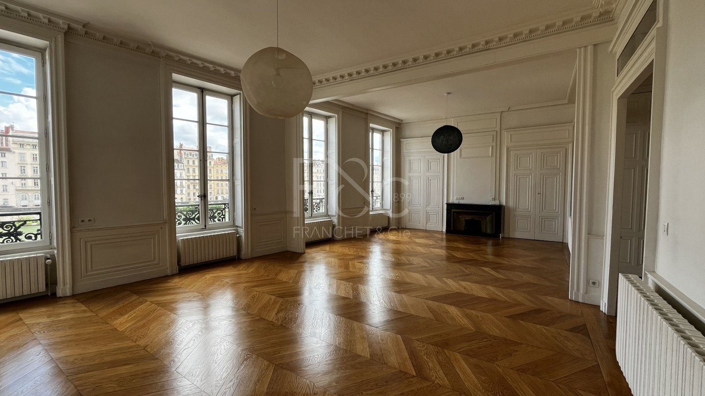 APPARTEMENT T4 A LOUER - LYON 5EME ARRONDISSEMENT - 159.75 m2 - 2 296 &euro; charges comprises par mois