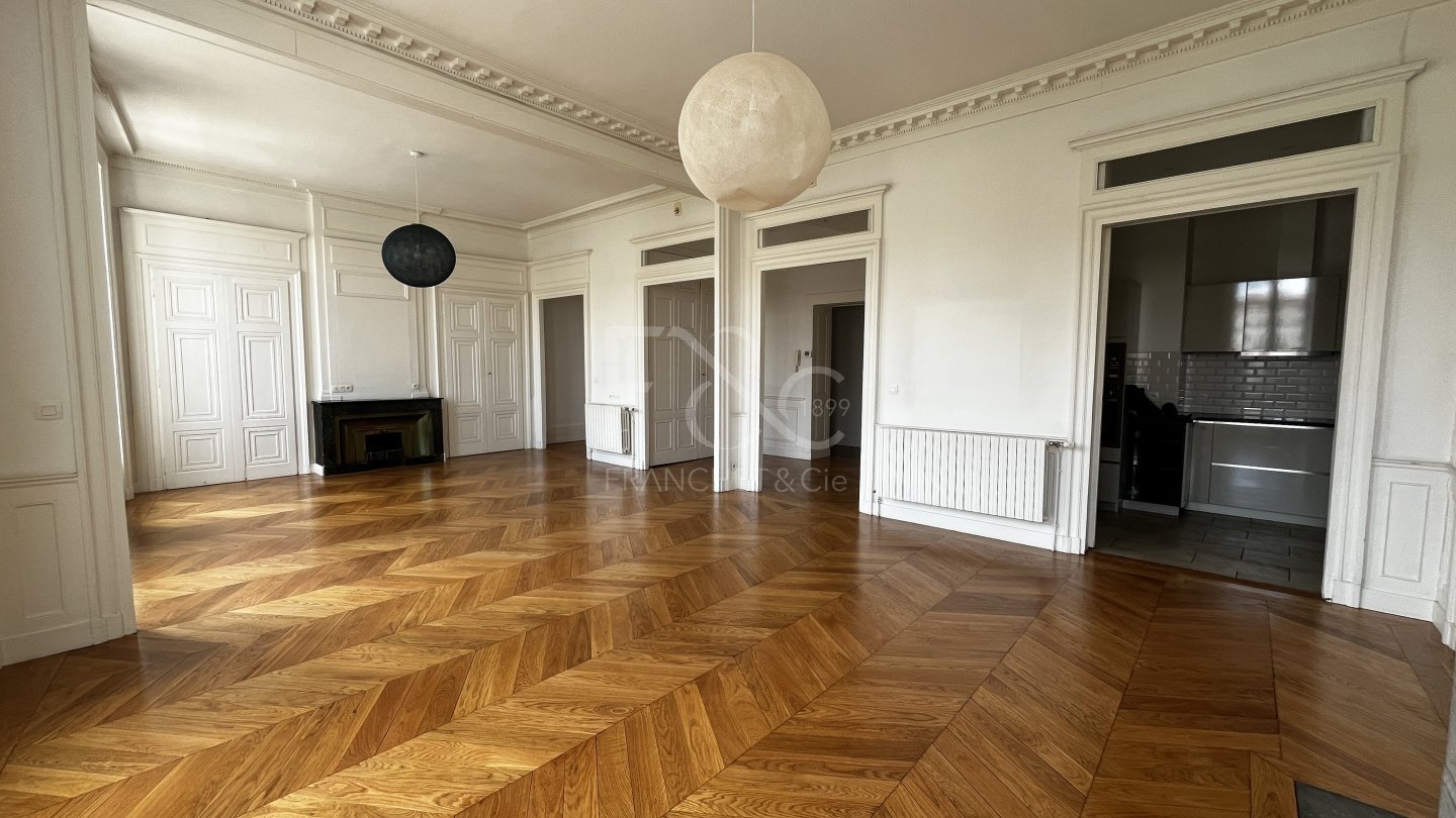 APPARTEMENT T4 A LOUER - LYON 5EME ARRONDISSEMENT - 159.75 m2 - 2 296 &euro; charges comprises par mois