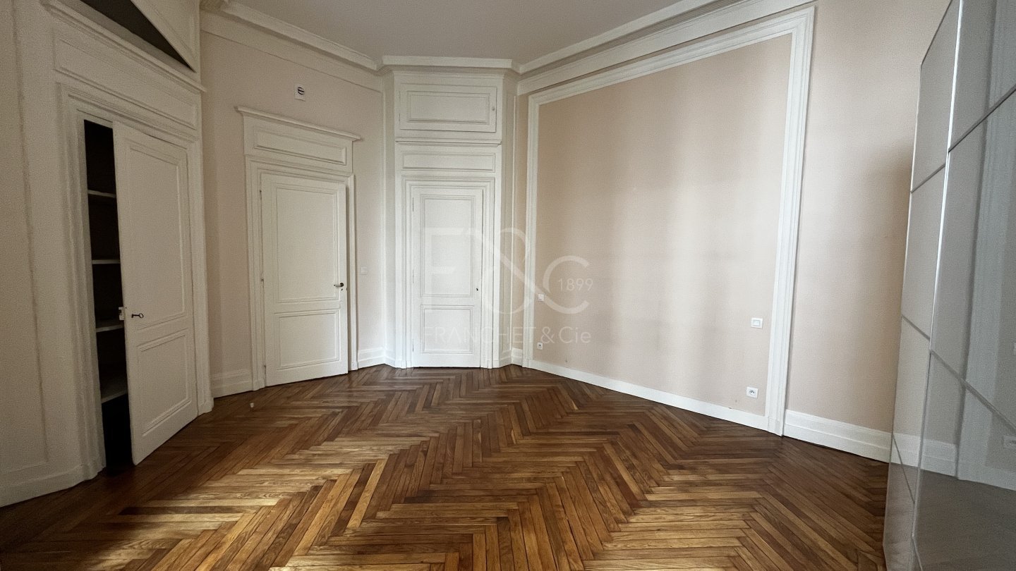 APPARTEMENT T4 A LOUER - LYON 5EME ARRONDISSEMENT - 159.75 m2 - 2 296 &euro; charges comprises par mois