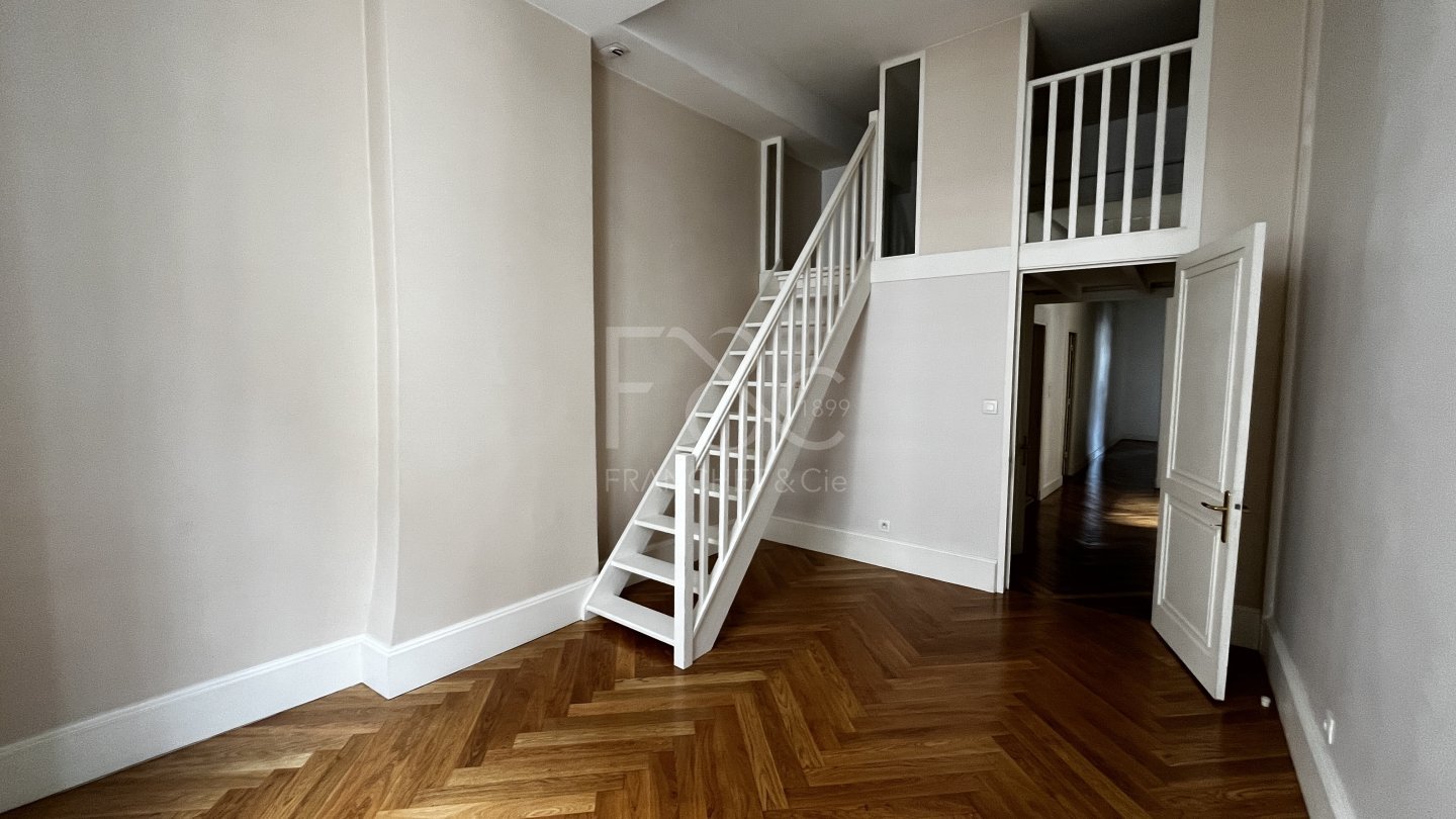 APPARTEMENT T4 A LOUER - LYON 5EME ARRONDISSEMENT - 159.75 m2 - 2 296 &euro; charges comprises par mois