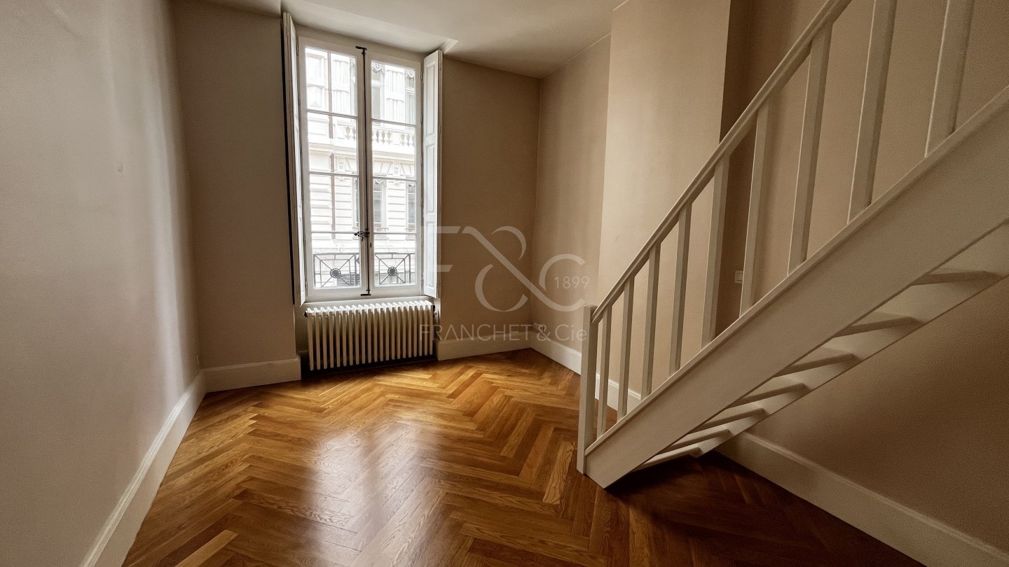 APPARTEMENT T4 A LOUER - LYON 5EME ARRONDISSEMENT - 159.75 m2 - 2 296 &euro; charges comprises par mois