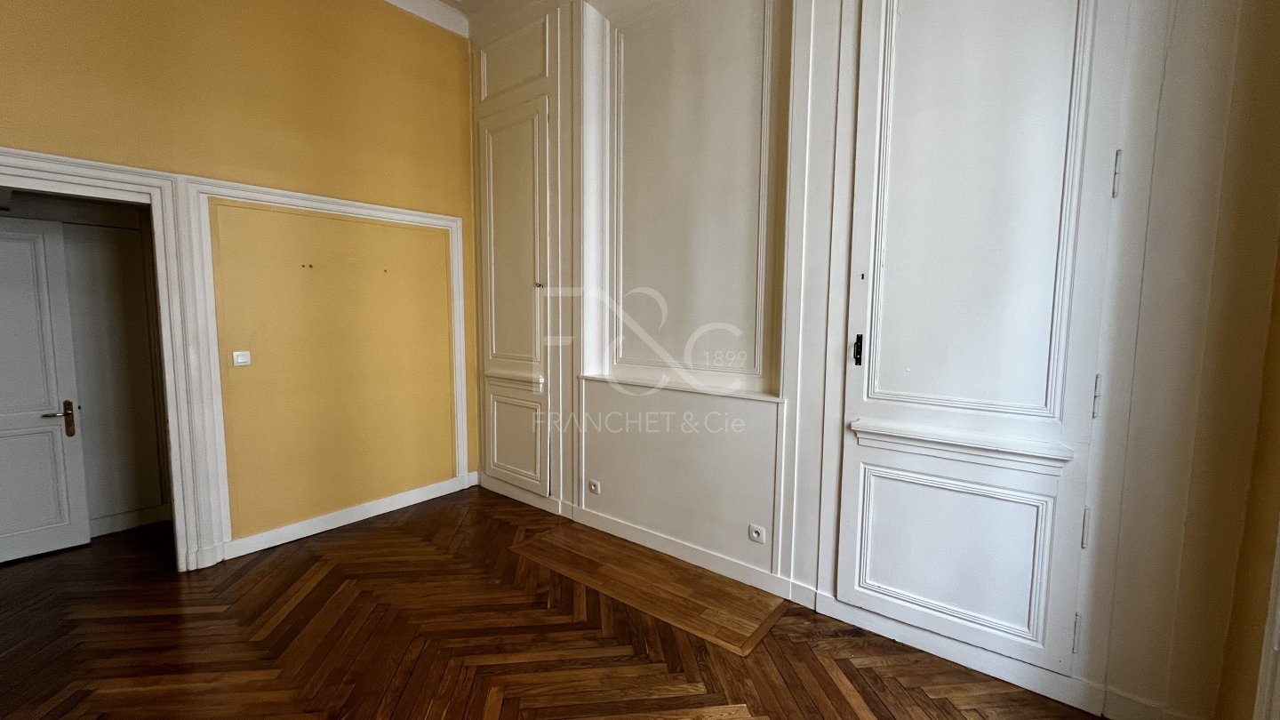APPARTEMENT T4 A LOUER - LYON 5EME ARRONDISSEMENT - 159.75 m2 - 2 296 &euro; charges comprises par mois