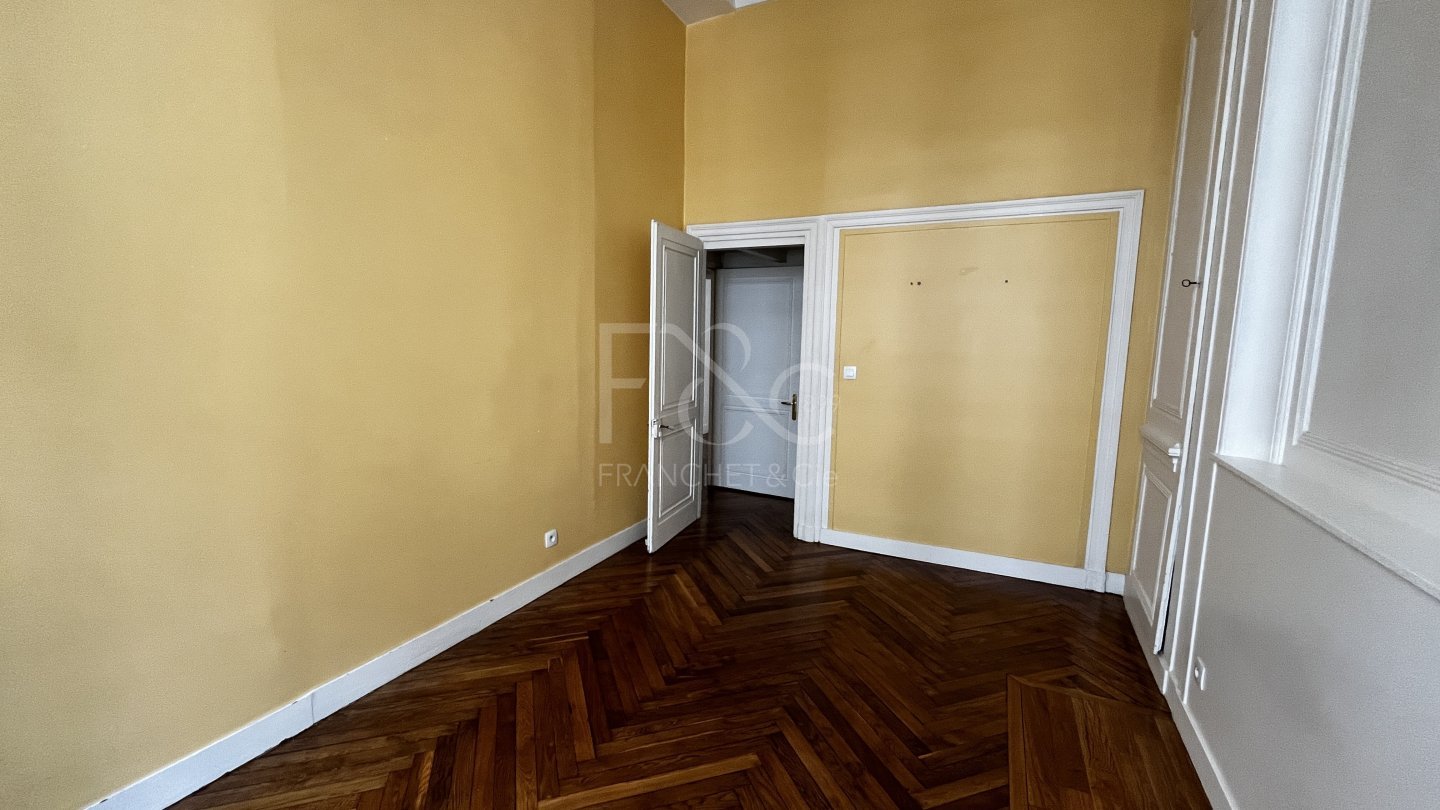 APPARTEMENT T4 A LOUER - LYON 5EME ARRONDISSEMENT - 159.75 m2 - 2 296 &euro; charges comprises par mois
