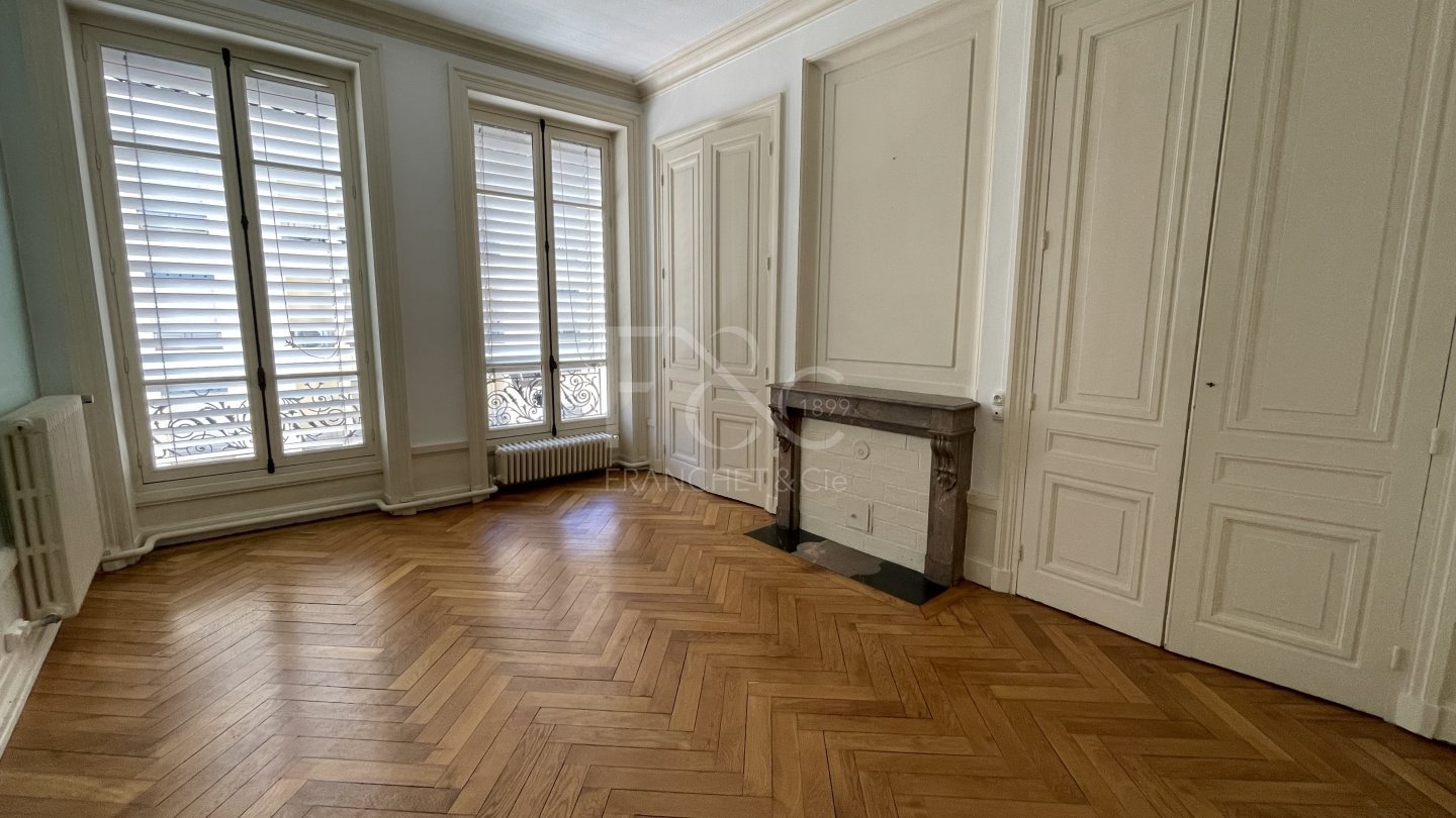 APPARTEMENT T4 A LOUER - LYON 6EME ARRONDISSEMENT - 100.74 m2 - 1 535 &euro; charges comprises par mois