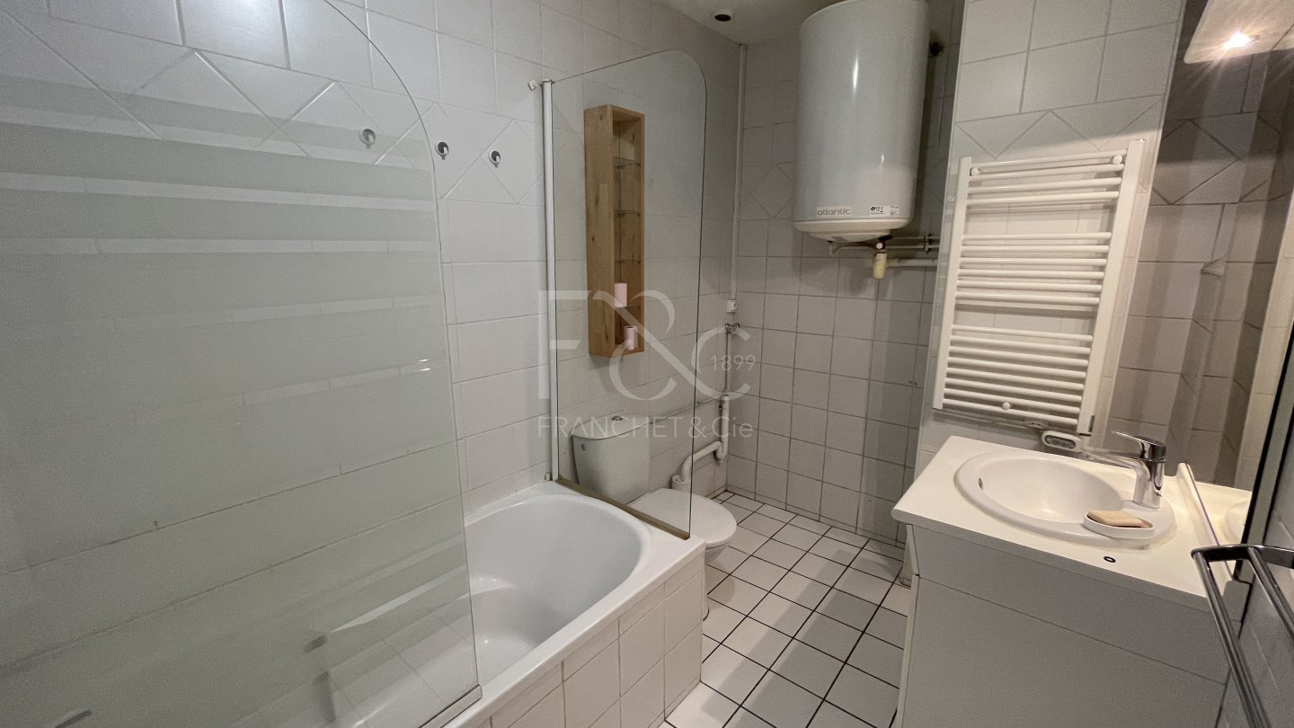 APPARTEMENT T4 A LOUER - LYON 6EME ARRONDISSEMENT - 100.74 m2 - 1 535 &euro; charges comprises par mois