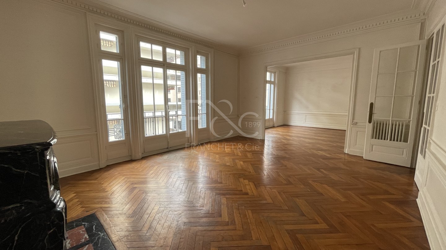 APPARTEMENT T4 A LOUER - LYON 6EME ARRONDISSEMENT - 142.83 m2 - 1790€ charges comprises par mois