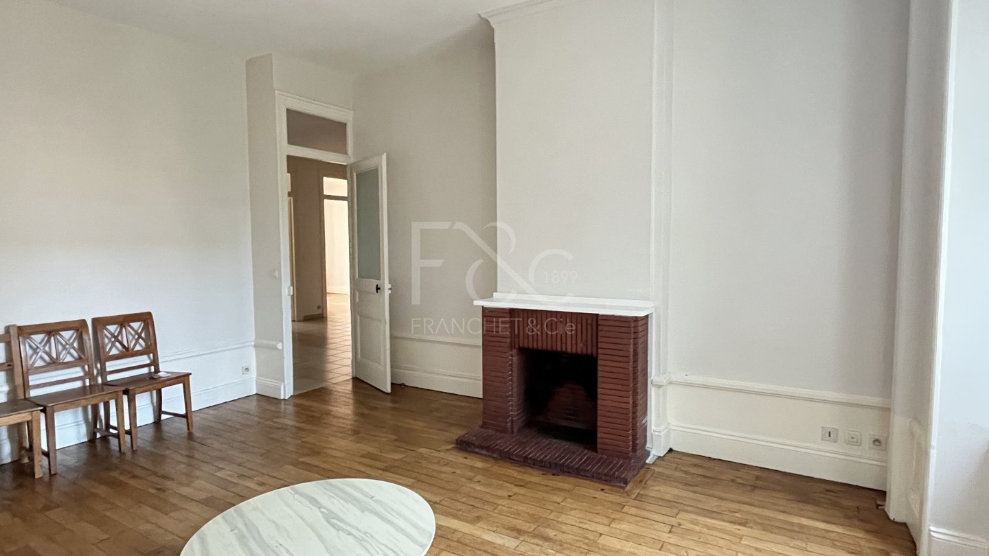 APPARTEMENT T4 A LOUER - LYON 7EME ARRONDISSEMENT - 118.68 m2 - 1 439 &euro; charges comprises par mois