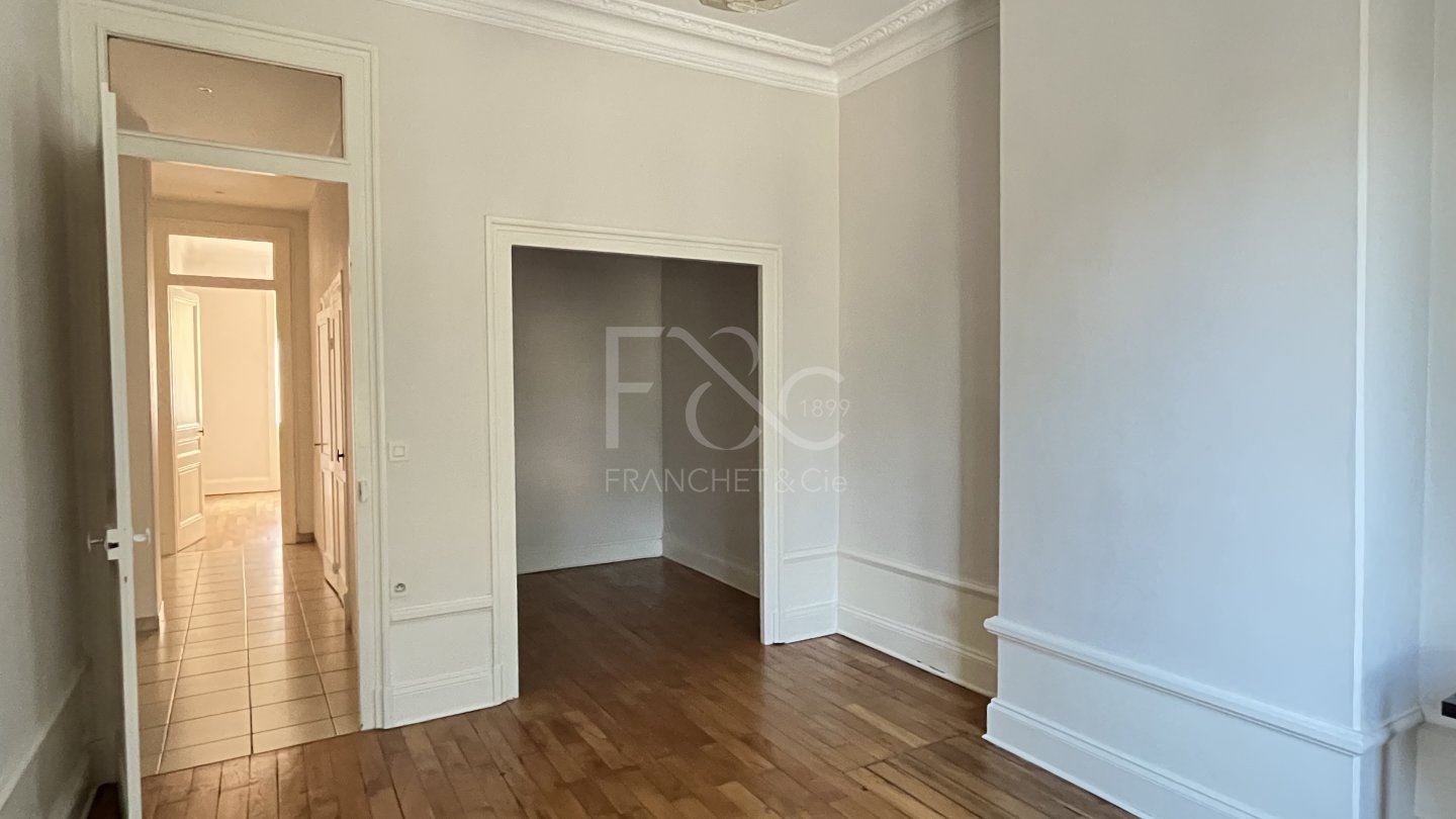 APPARTEMENT T4 A LOUER - LYON 7EME ARRONDISSEMENT - 118.68 m2 - 1 439 &euro; charges comprises par mois