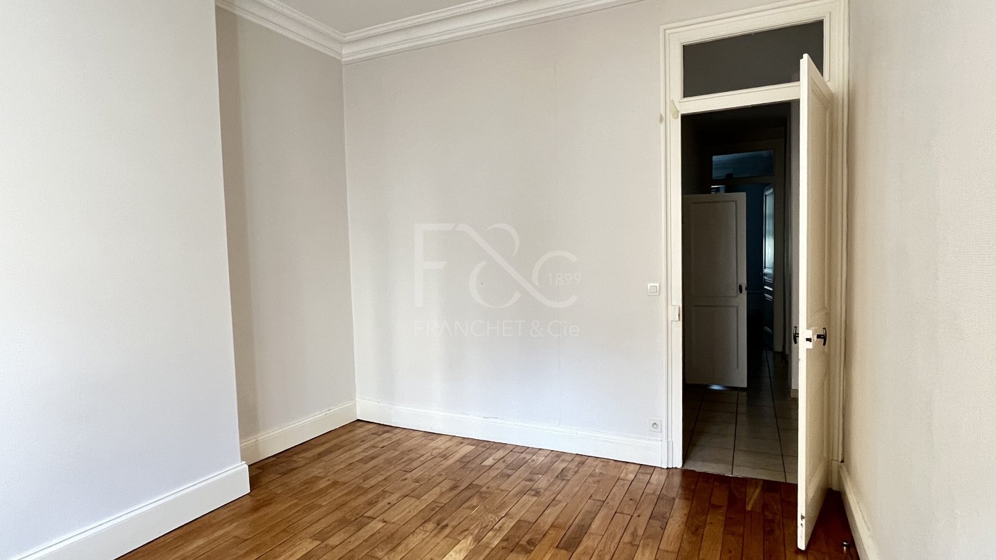 APPARTEMENT T4 A LOUER - LYON 7EME ARRONDISSEMENT - 118.68 m2 - 1 439 &euro; charges comprises par mois