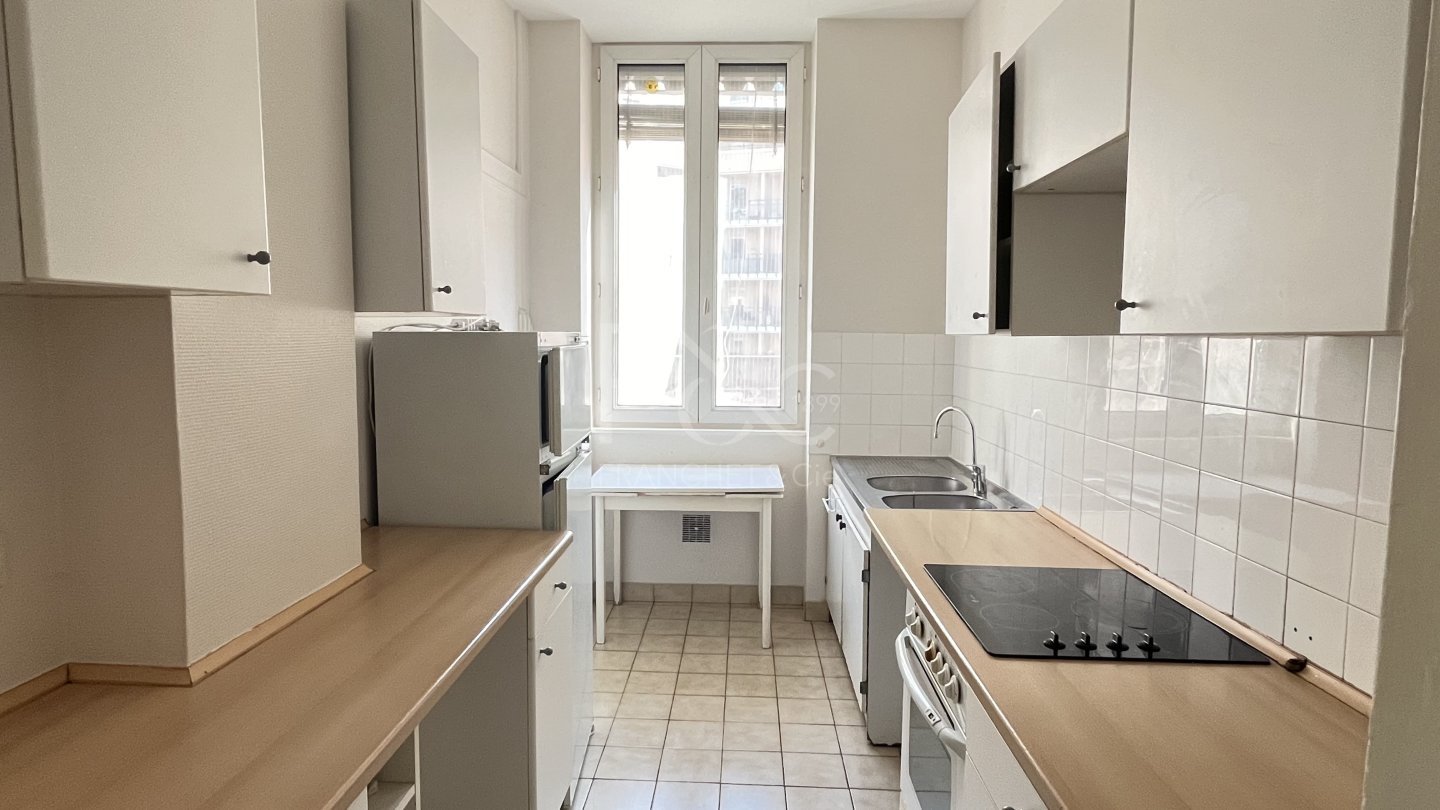 APPARTEMENT T4 A LOUER - LYON 7EME ARRONDISSEMENT - 118.68 m2 - 1 439 &euro; charges comprises par mois