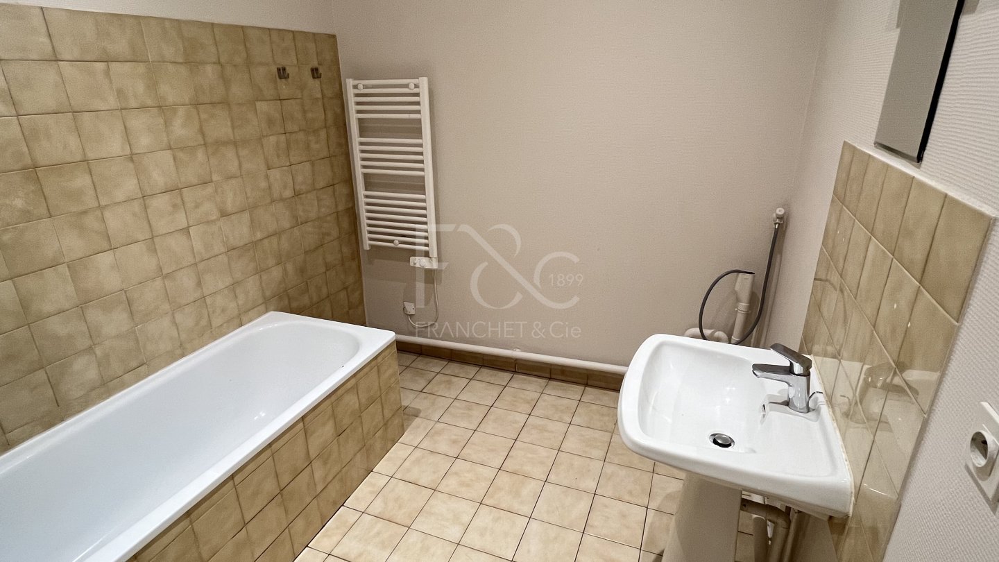 APPARTEMENT T4 A LOUER - LYON 7EME ARRONDISSEMENT - 118.68 m2 - 1 439 &euro; charges comprises par mois