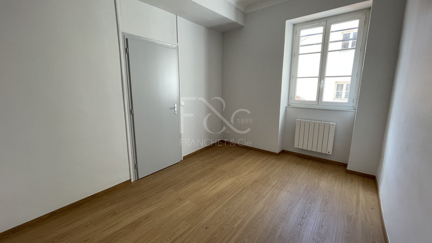 APPARTEMENT T5 A LOUER - LYON 2EME ARRONDISSEMENT - 57.33 m2 - 974 &euro; charges comprises par mois