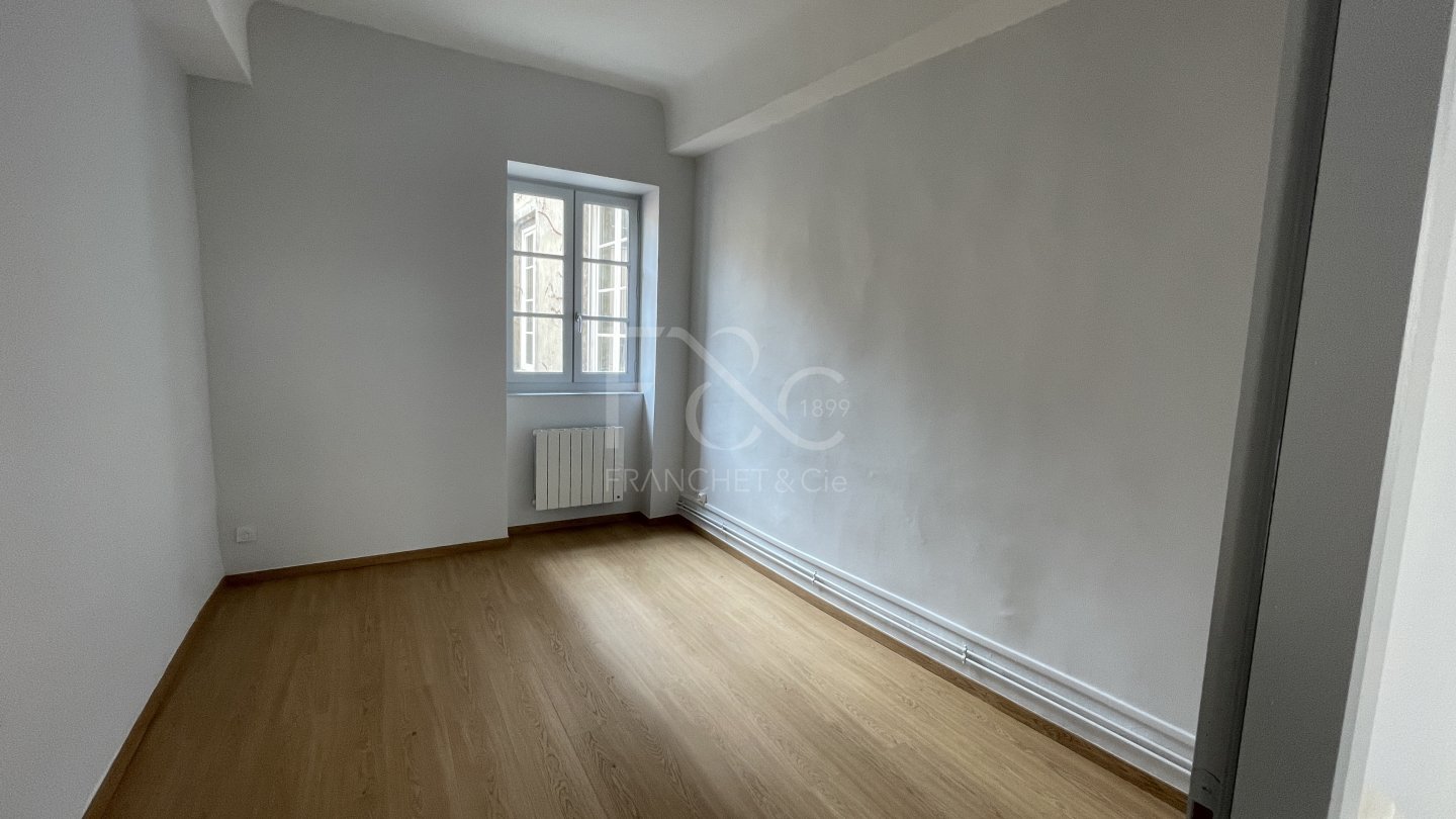 APPARTEMENT T5 A LOUER - LYON 2EME ARRONDISSEMENT - 57.33 m2 - 974 &euro; charges comprises par mois