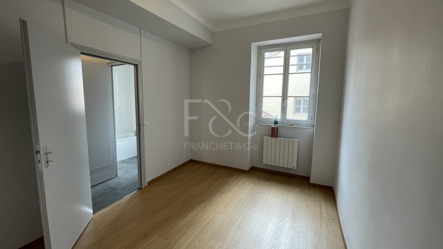 APPARTEMENT T5 A LOUER - LYON 2EME ARRONDISSEMENT - 57.33 m2 - 974 &euro; charges comprises par mois