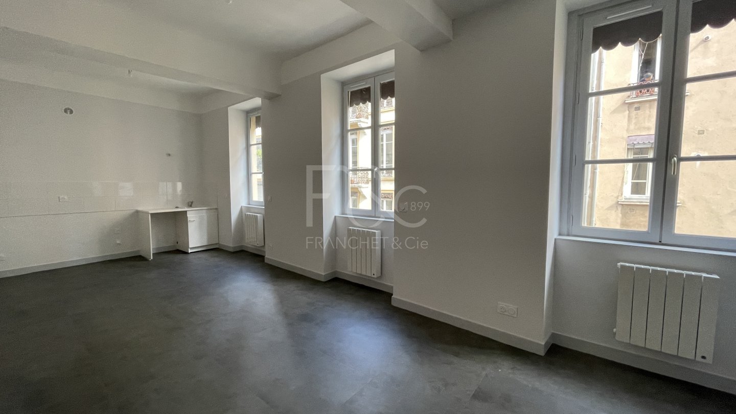 APPARTEMENT T5 A LOUER - LYON 2EME ARRONDISSEMENT - 57.33 m2 - 974 &euro; charges comprises par mois
