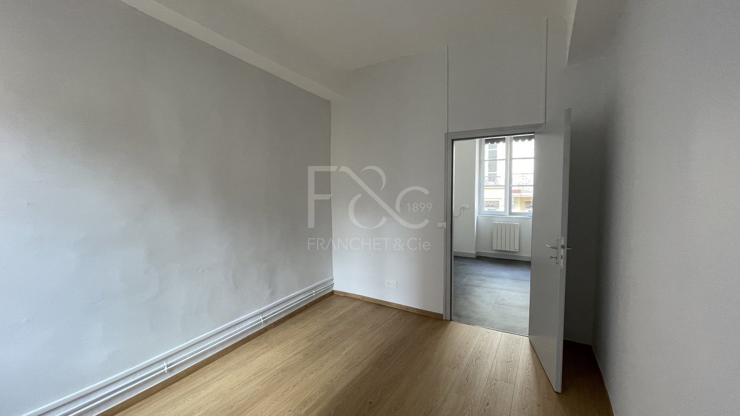 APPARTEMENT T5 A LOUER - LYON 2EME ARRONDISSEMENT - 57.33 m2 - 974 &euro; charges comprises par mois