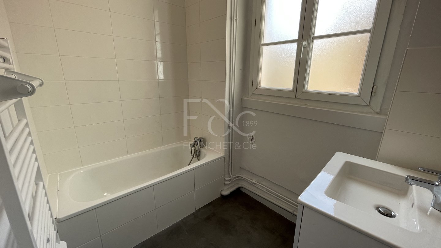 APPARTEMENT T5 A LOUER - LYON 2EME ARRONDISSEMENT - 57.33 m2 - 974 &euro; charges comprises par mois