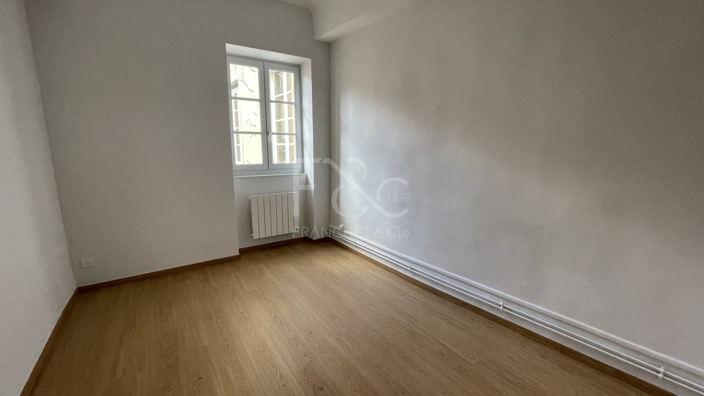 APPARTEMENT T5 A LOUER - LYON 2EME ARRONDISSEMENT - 57.33 m2 - 974 &euro; charges comprises par mois