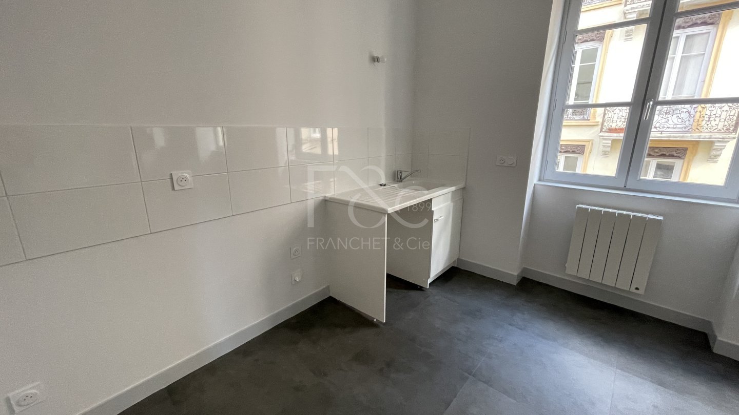 APPARTEMENT T5 A LOUER - LYON 2EME ARRONDISSEMENT - 57.33 m2 - 974 &euro; charges comprises par mois