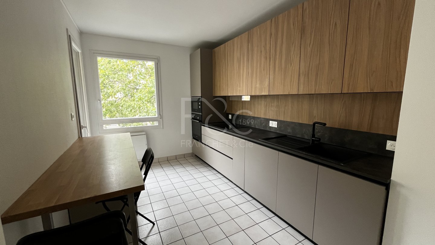 APPARTEMENT T5 A LOUER - LYON 4EME ARRONDISSEMENT - 115.43 m2 - 1 747 &euro; charges comprises par mois