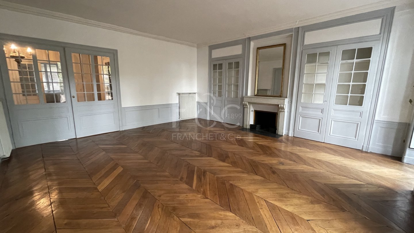 APPARTEMENT T5 A LOUER - LYON 6EME ARRONDISSEMENT - 182.42 m2 - 2 320 &euro; charges comprises par mois